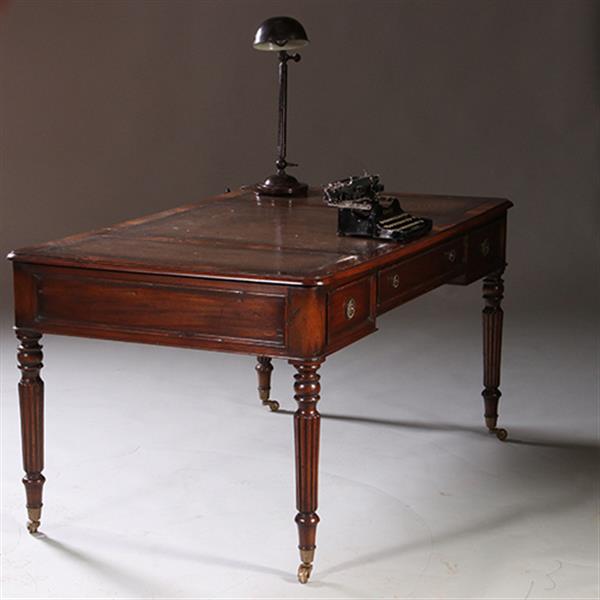 Grote foto schrijftafel ca 1930 in mahonie met leer ingelegd op gedraaide poten no.212820 antiek en kunst stoelen en banken