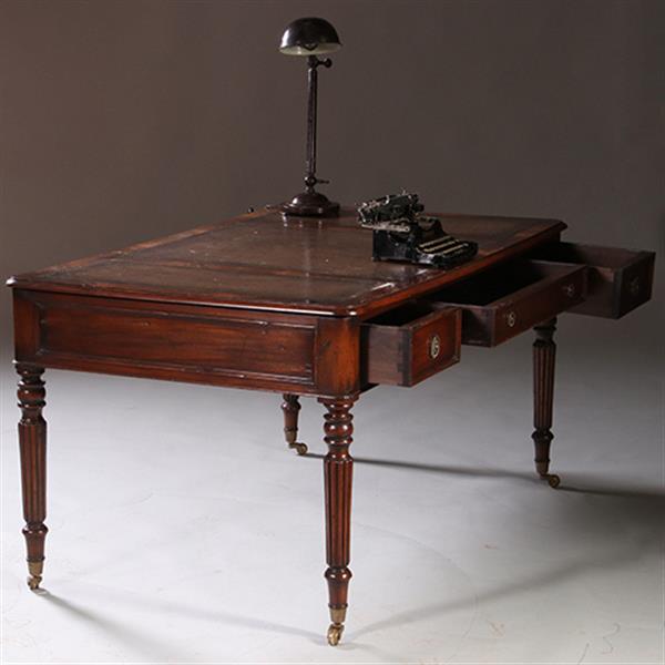 Grote foto schrijftafel ca 1930 in mahonie met leer ingelegd op gedraaide poten no.212820 antiek en kunst stoelen en banken