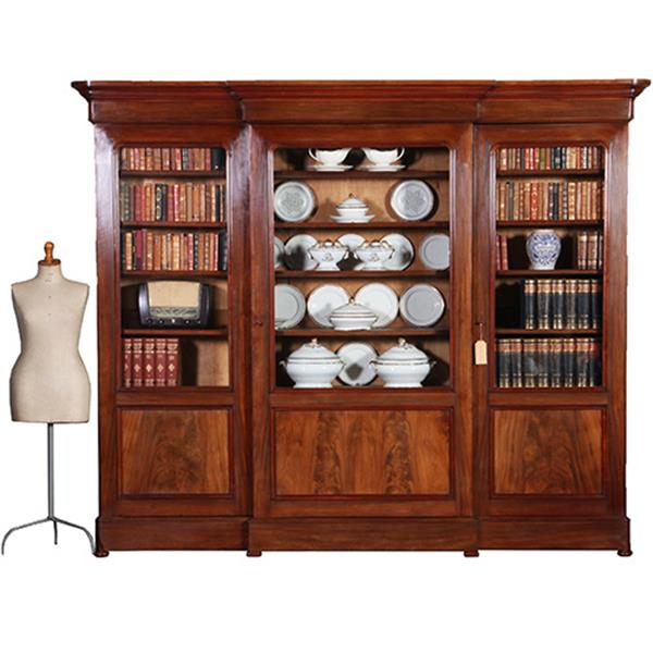 Grote foto strakke grote driedeurs boekenkast servieskast laat biedermeier ca 1840 deels gesloten mahonie en bl antiek en kunst stoelen en banken