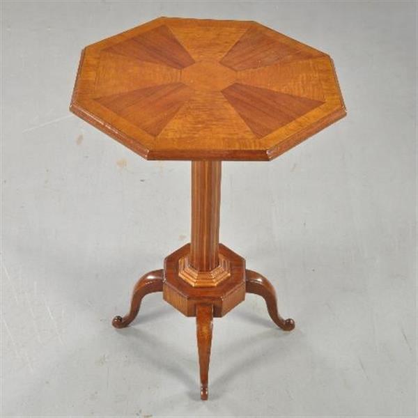 Grote foto antieke bijzettafels wijntafeltje 8 kantig ingelegd notenhouten tafeltje op strakke poot ca. 1920 antiek en kunst stoelen en banken