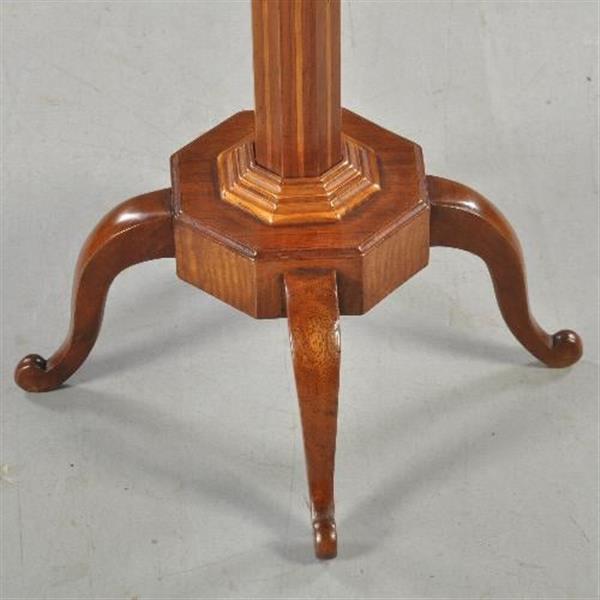 Grote foto antieke bijzettafels wijntafeltje 8 kantig ingelegd notenhouten tafeltje op strakke poot ca. 1920 antiek en kunst stoelen en banken