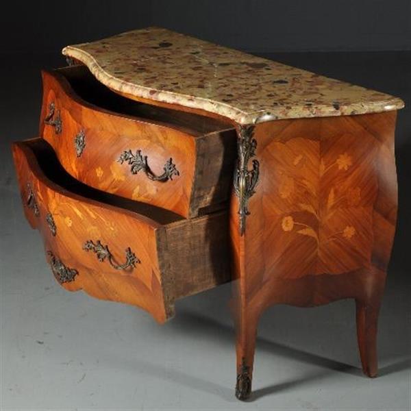 Grote foto antieke kasten gebombeerde notenhouten commode ca. 1920 met rijkelijk brons beslag no.402558 antiek en kunst stoelen en banken
