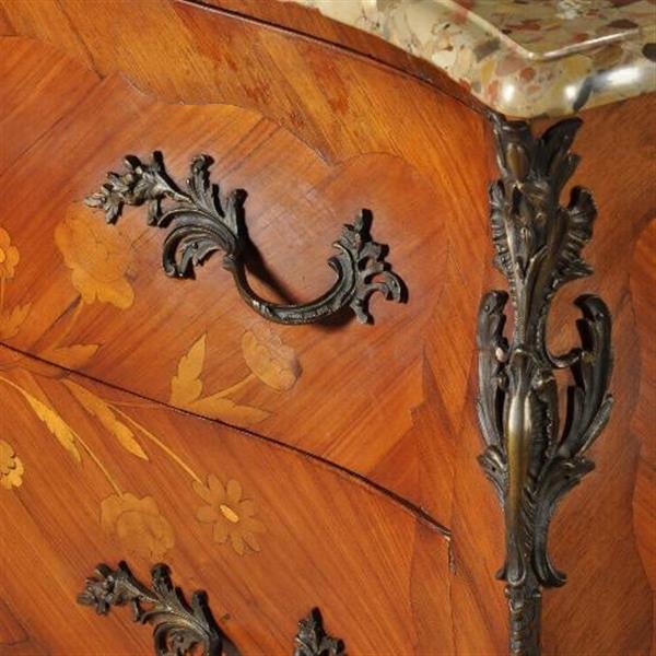Grote foto antieke kasten gebombeerde notenhouten commode ca. 1920 met rijkelijk brons beslag no.402558 antiek en kunst stoelen en banken