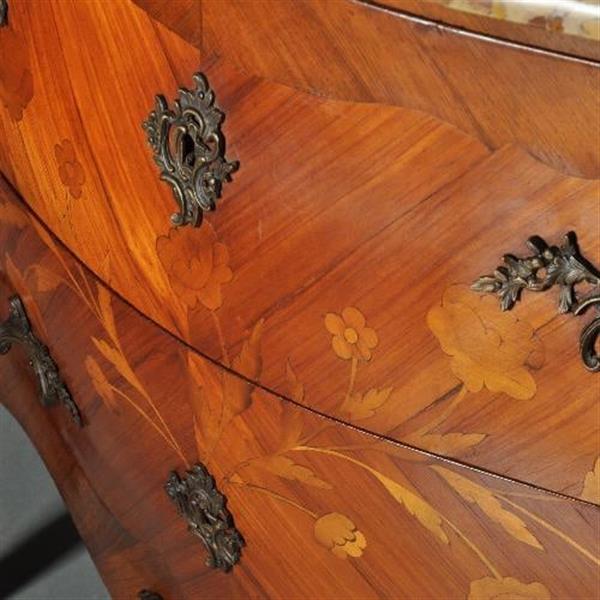 Grote foto antieke kasten gebombeerde notenhouten commode ca. 1920 met rijkelijk brons beslag no.402558 antiek en kunst stoelen en banken