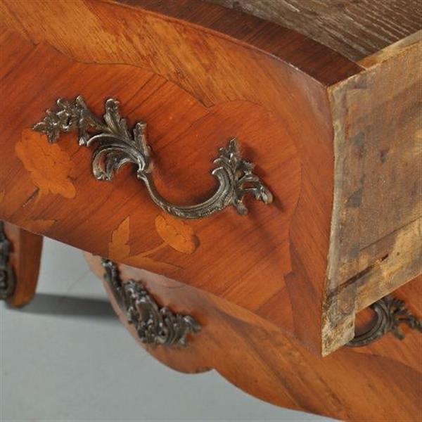 Grote foto antieke kasten gebombeerde notenhouten commode ca. 1920 met rijkelijk brons beslag no.402558 antiek en kunst stoelen en banken