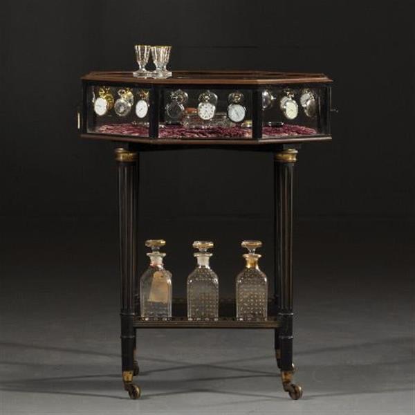 Grote foto antieke bijzettafels tafelvitrine bronzen 8 kantige horlogevitrine op zwart gedraaid onderstel no antiek en kunst stoelen en banken