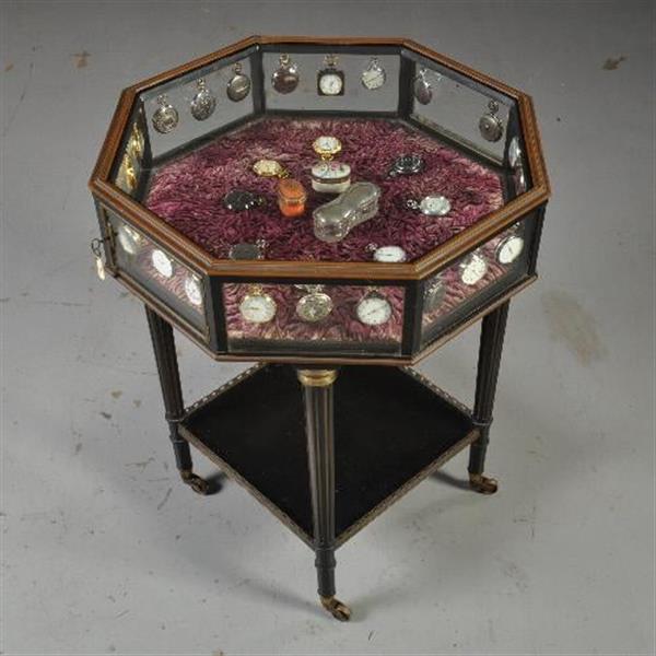 Grote foto antieke bijzettafels tafelvitrine bronzen 8 kantige horlogevitrine op zwart gedraaid onderstel no antiek en kunst stoelen en banken