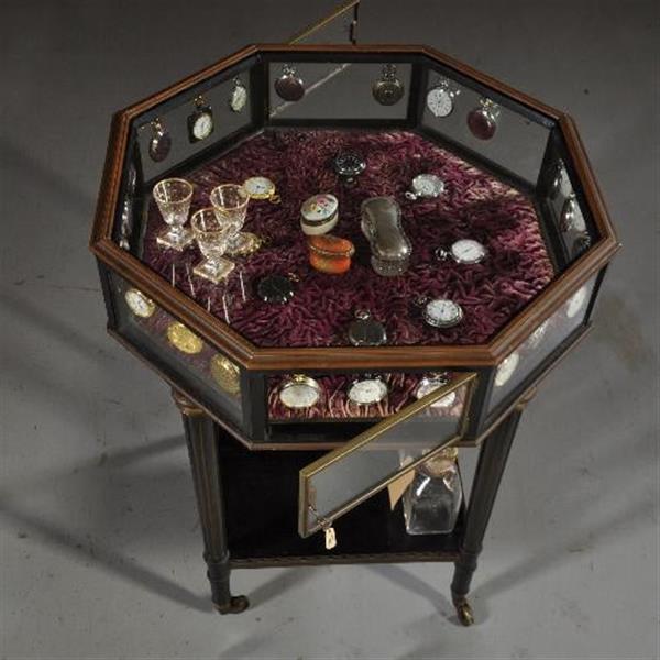 Grote foto antieke bijzettafels tafelvitrine bronzen 8 kantige horlogevitrine op zwart gedraaid onderstel no antiek en kunst stoelen en banken