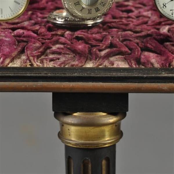 Grote foto antieke bijzettafels tafelvitrine bronzen 8 kantige horlogevitrine op zwart gedraaid onderstel no antiek en kunst stoelen en banken