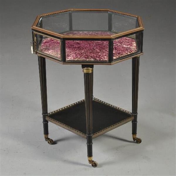 Grote foto antieke bijzettafels tafelvitrine bronzen 8 kantige horlogevitrine op zwart gedraaid onderstel no antiek en kunst stoelen en banken
