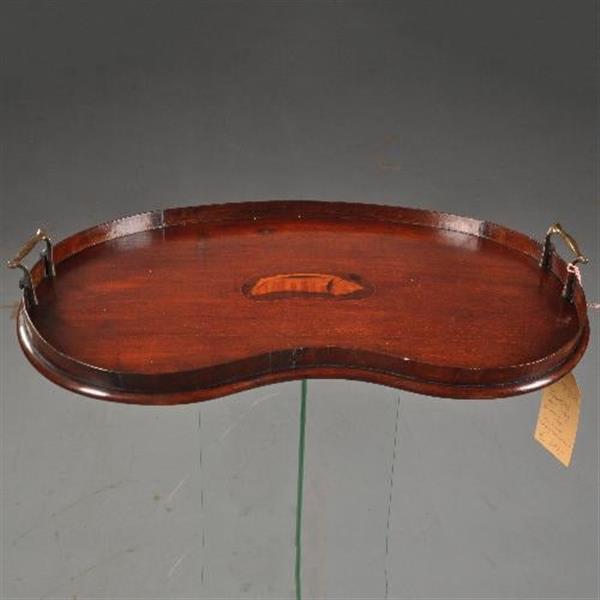 Grote foto antieke dienbladen engels niervormig mahonie dienblad met inlegwerk en restauraties no.491726 antiek en kunst overige in antiek gebruiksvoorwerpen