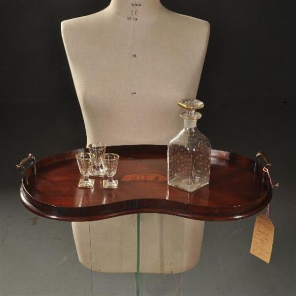 Grote foto antieke dienbladen engels niervormig mahonie dienblad met inlegwerk en restauraties no.491726 antiek en kunst overige in antiek gebruiksvoorwerpen
