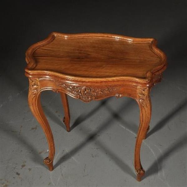 Grote foto antieke bijzettafels wijntafels notenhouten ovaal geschulpte bijzettafel ca. 1900 pander zn. antiek en kunst stoelen en banken