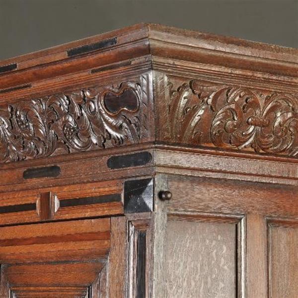 Grote foto antieke kast gelderse kussenkast op slofpoten in eiken met ingelegd met ebbenhout o.a. een hartje antiek en kunst stoelen en banken