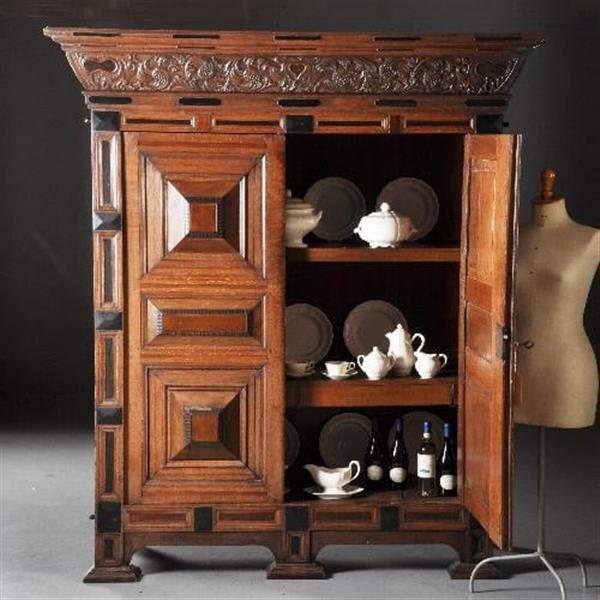 Grote foto antieke kast gelderse kussenkast op slofpoten in eiken met ingelegd met ebbenhout o.a. een hartje antiek en kunst stoelen en banken