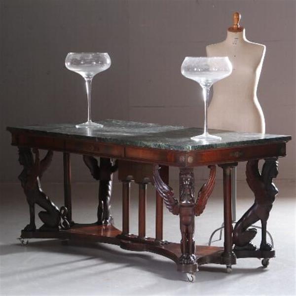 Grote foto antieke tafels kapitale empire stijl bibliotheektafel schrijftafel ca. 1920 met vier gevleugelde antiek en kunst stoelen en banken