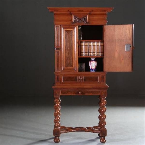 Grote foto antieke kast hollands tafelkastje hollands rariteitenkabinetje begin 18e eeuw in eiken met noten antiek en kunst stoelen en banken