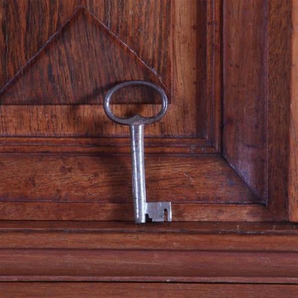 Grote foto antieke kast hollands tafelkastje hollands rariteitenkabinetje begin 18e eeuw in eiken met noten antiek en kunst stoelen en banken