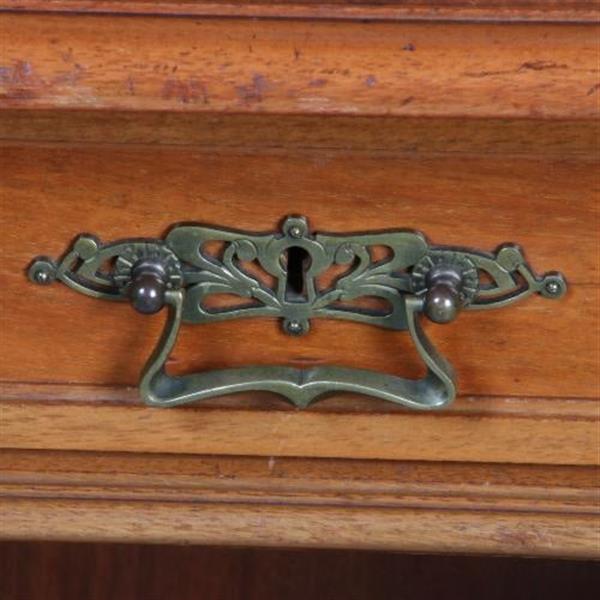 Grote foto antieke kast notenhouten vitrinekast ca 1890 velours bekleed no.602112 antiek en kunst stoelen en banken