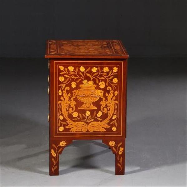 Grote foto antieke kasten kleine hollandse barok commode 18e eeuw 4 zijdig rijkelijk van marqueterie voorzie antiek en kunst stoelen en banken