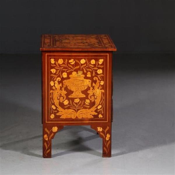 Grote foto antieke kasten kleine hollandse barok commode 18e eeuw 4 zijdig rijkelijk van marqueterie voorzie antiek en kunst stoelen en banken