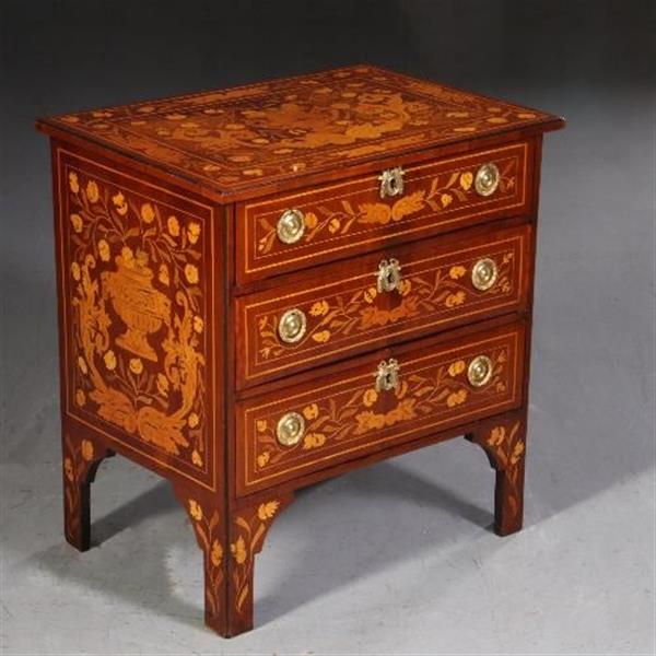 Grote foto antieke kasten kleine hollandse barok commode 18e eeuw 4 zijdig rijkelijk van marqueterie voorzie antiek en kunst stoelen en banken