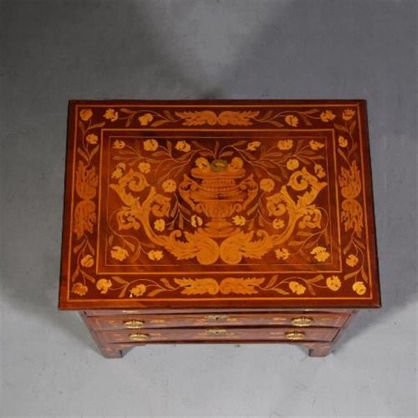 Grote foto antieke kasten kleine hollandse barok commode 18e eeuw 4 zijdig rijkelijk van marqueterie voorzie antiek en kunst stoelen en banken