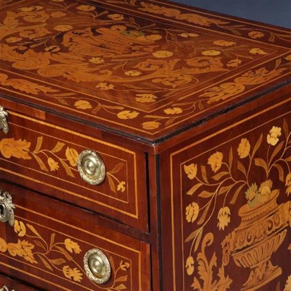 Grote foto antieke kasten kleine hollandse barok commode 18e eeuw 4 zijdig rijkelijk van marqueterie voorzie antiek en kunst stoelen en banken