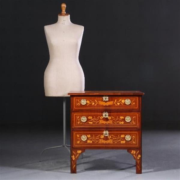 Grote foto antieke kasten kleine hollandse barok commode 18e eeuw 4 zijdig rijkelijk van marqueterie voorzie antiek en kunst stoelen en banken