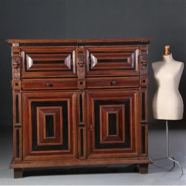 Grote foto antieke kasten zeeuwse vierdeurskast ca. 1660 met kussens en ebbenhout no.681429 antiek en kunst stoelen en banken