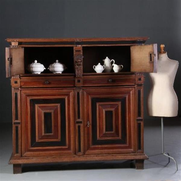 Grote foto antieke kasten zeeuwse vierdeurskast ca. 1660 met kussens en ebbenhout no.681429 antiek en kunst stoelen en banken
