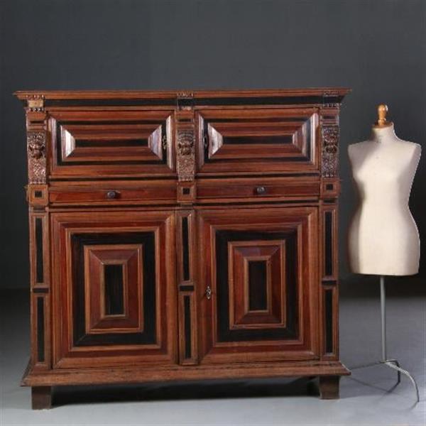 Grote foto antieke kasten zeeuwse vierdeurskast ca. 1660 met kussens en ebbenhout no.681429 antiek en kunst stoelen en banken
