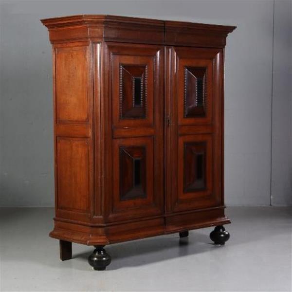 Grote foto antieke kasten grote hollandse vlaamse tweedeurs kussenkast ca. 1700 palissander kussens met vlak antiek en kunst stoelen en banken