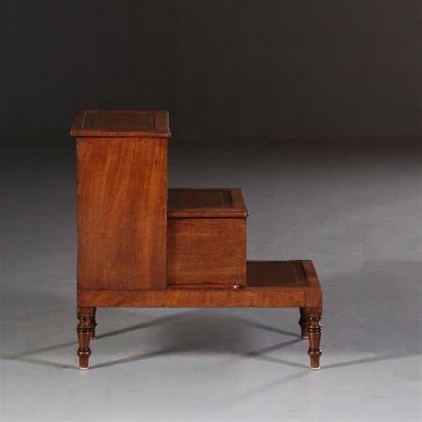Grote foto antiek varia bibliotheektrapje in mahonie ca. 1830 met 2 compartimenten en 3 x bruin leer no. 701 antiek en kunst stoelen en banken