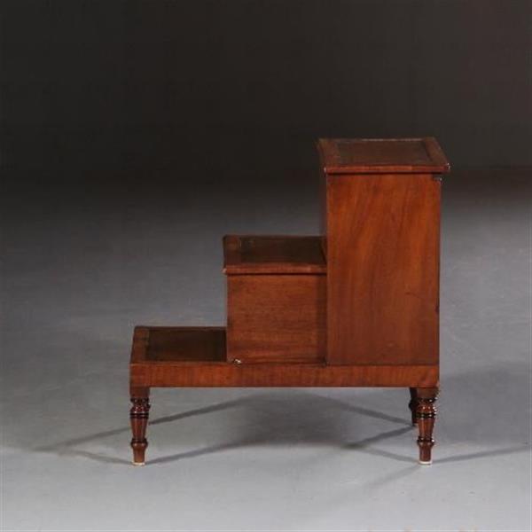 Grote foto antiek varia bibliotheektrapje in mahonie ca. 1830 met 2 compartimenten en 3 x bruin leer no. 701 antiek en kunst stoelen en banken