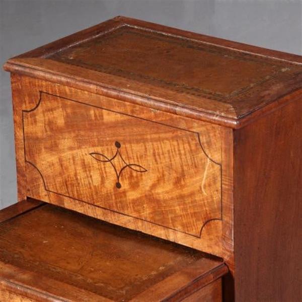 Grote foto antiek varia bibliotheektrapje in mahonie ca. 1830 met 2 compartimenten en 3 x bruin leer no. 701 antiek en kunst stoelen en banken