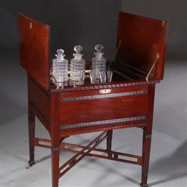 Grote foto antieke bijzettafels wijntafels dranktafel met pop up interieur ca. 1900 no.671939 antiek en kunst stoelen en banken