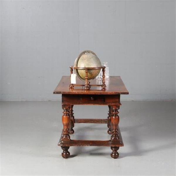 Grote foto antieke tafel hollandse doorleefde notenhouten tafel ca. 1690 no.752838 antiek en kunst stoelen en banken
