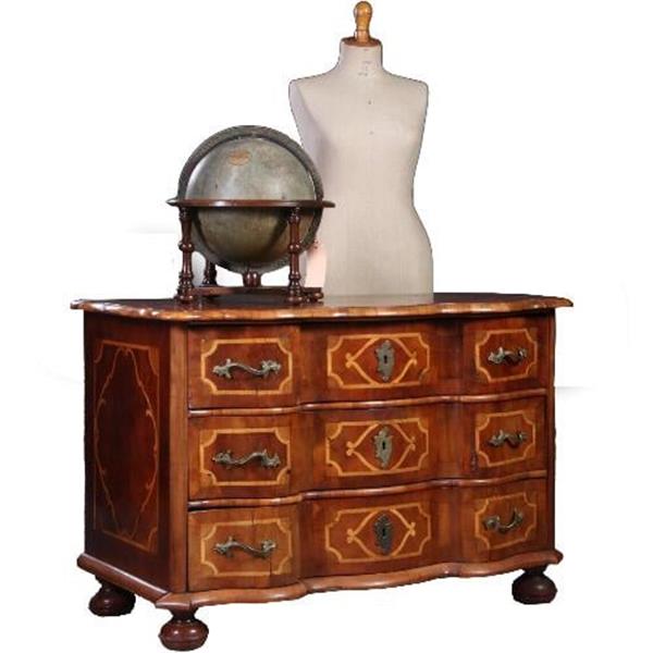 Grote foto antieke ladenkast rococo commode ca. 1745 orgelgebogen en met rijk inlegwerk no.781997 antiek en kunst stoelen en banken