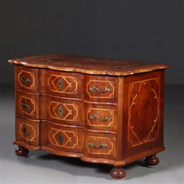 Grote foto antieke ladenkast rococo commode ca. 1745 orgelgebogen en met rijk inlegwerk no.781997 antiek en kunst stoelen en banken