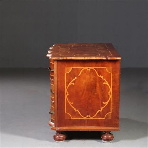 Grote foto antieke ladenkast rococo commode ca. 1745 orgelgebogen en met rijk inlegwerk no.781997 antiek en kunst stoelen en banken