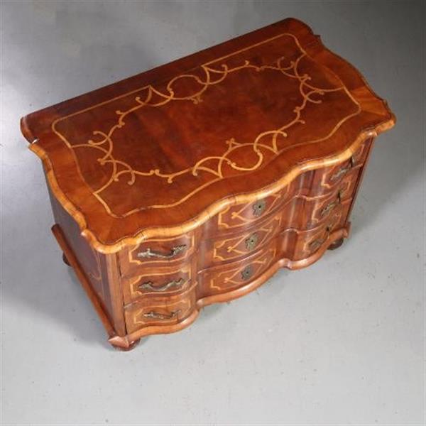 Grote foto antieke ladenkast rococo commode ca. 1745 orgelgebogen en met rijk inlegwerk no.781997 antiek en kunst stoelen en banken