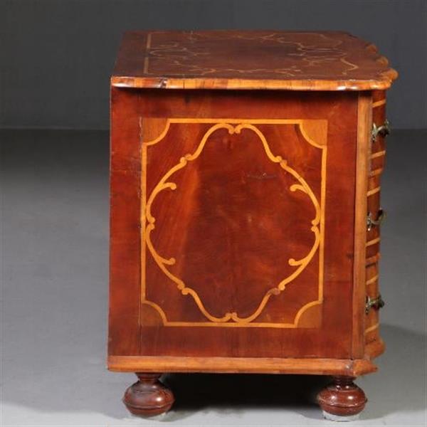 Grote foto antieke ladenkast rococo commode ca. 1745 orgelgebogen en met rijk inlegwerk no.781997 antiek en kunst stoelen en banken