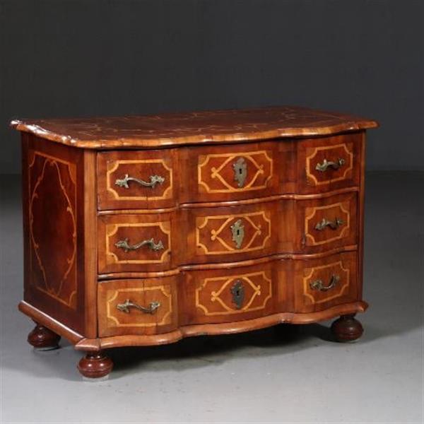 Grote foto antieke ladenkast rococo commode ca. 1745 orgelgebogen en met rijk inlegwerk no.781997 antiek en kunst stoelen en banken