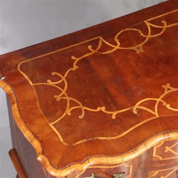 Grote foto antieke ladenkast rococo commode ca. 1745 orgelgebogen en met rijk inlegwerk no.781997 antiek en kunst stoelen en banken