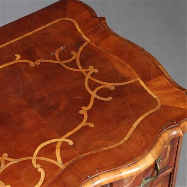 Grote foto antieke ladenkast rococo commode ca. 1745 orgelgebogen en met rijk inlegwerk no.781997 antiek en kunst stoelen en banken