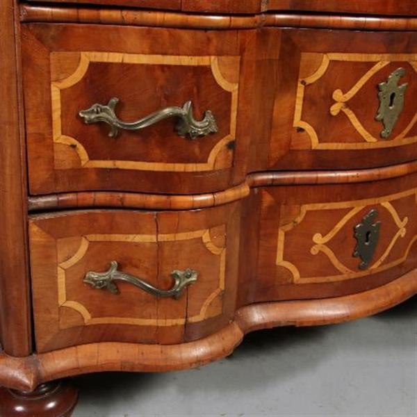 Grote foto antieke ladenkast rococo commode ca. 1745 orgelgebogen en met rijk inlegwerk no.781997 antiek en kunst stoelen en banken