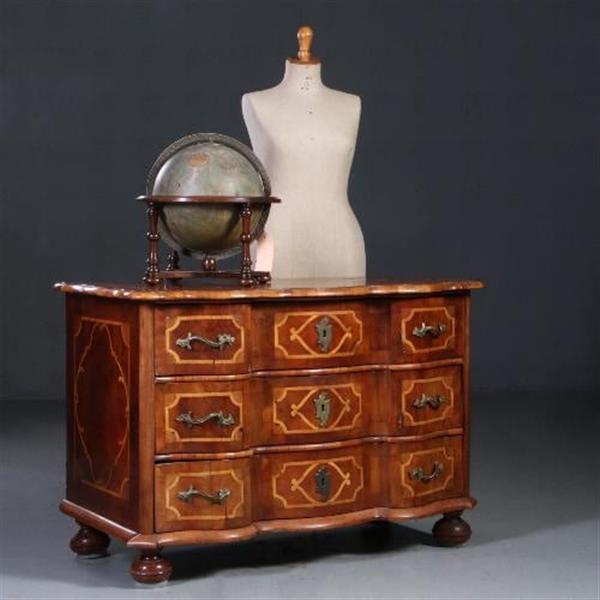 Grote foto antieke ladenkast rococo commode ca. 1745 orgelgebogen en met rijk inlegwerk no.781997 antiek en kunst stoelen en banken