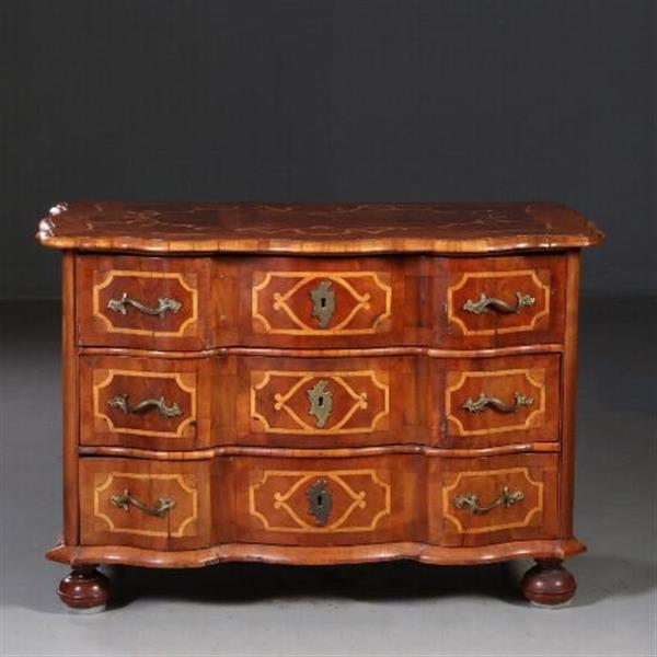 Grote foto antieke ladenkast rococo commode ca. 1745 orgelgebogen en met rijk inlegwerk no.781997 antiek en kunst stoelen en banken
