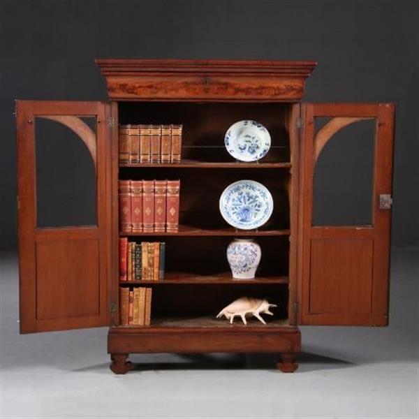 Grote foto antieke kasten kleine vroeg biedermeier tweedeurs boekenkast met uitneembare bespanning ca. 1825 antiek en kunst stoelen en banken